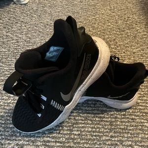 Boys Nike size 5.5 Lebron Zoom Witness sneakers